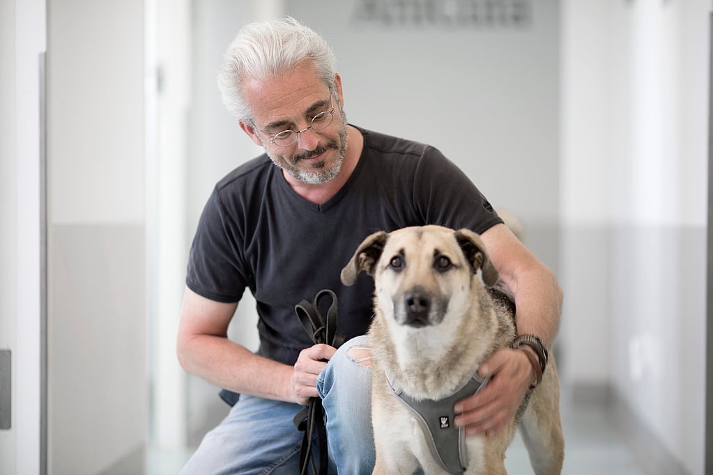 Una persona con un perro.