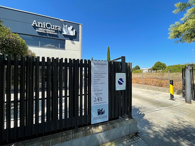 Una valla negra con un letrero.