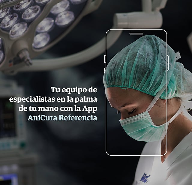 Una persona con una mascarilla quirúrgica y una mascarilla.