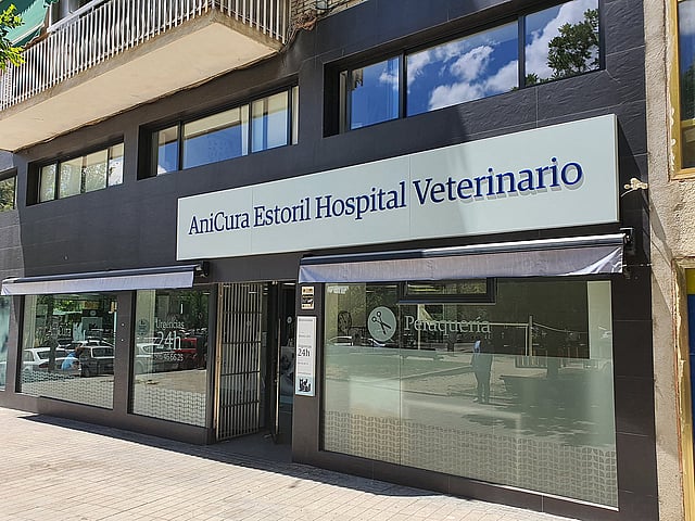 Un edificio con un letrero en la fachada.