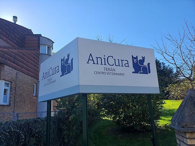 Un letrero en un poste.