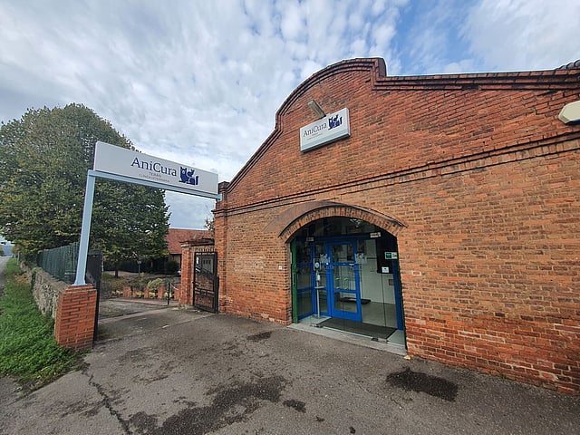 Un edificio de ladrillo con un letrero.