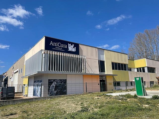 Un edificio con una valla y un letrero.