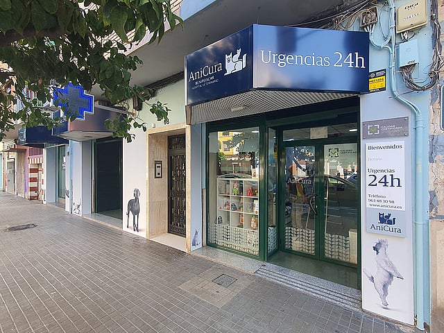 Una fachada de tienda con letreros en el frente.